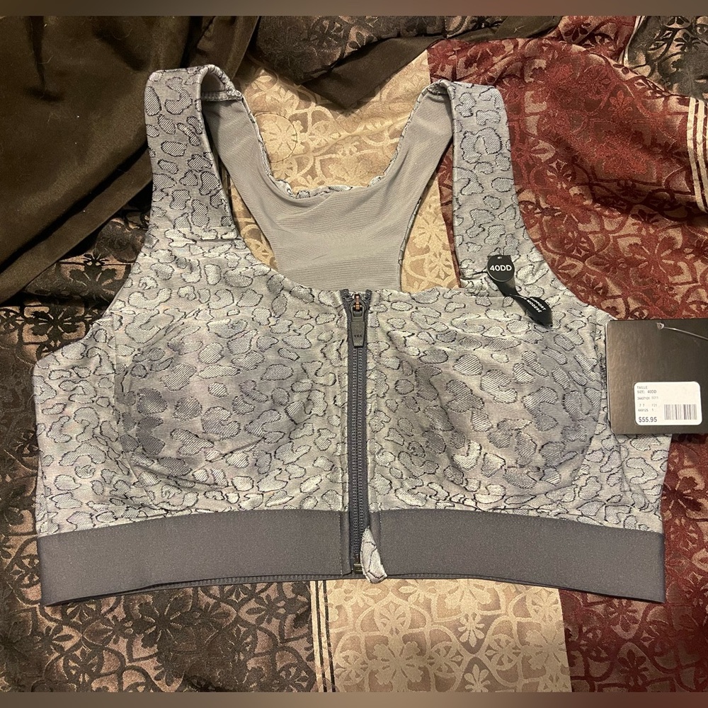 Size 40DD bra never been worn!